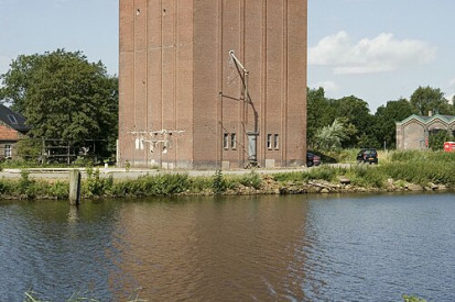 Zicht op de silo, aan de Westerwoldsche Aa, gezien vanaf de Europaweg te Nieuweschans - Paul van Galen