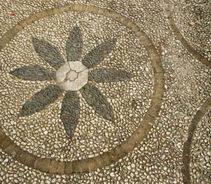 Monumentale terrazzovloer met bloem