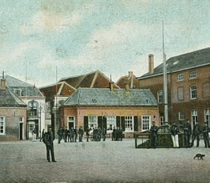 Binnenplaats van het Koloniaal Werfdepot aan de Smeetpoortstraat 37 te Harderwijk, genaamd de Oranje Nassau Kazerne.