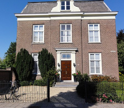 450px-Beuningen_Rijksmonument_523150_pastorie_Dorpsingel_2 - Havang(nl)