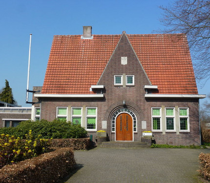 Dorpsplein 5 te Riethoven, voormalig gemeentehuis - Rosemoon