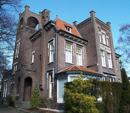 Oorspronkelijk gebouwd als dokterswoning annex praktijk, thans in gebruik als notariskantoor - Evert Meijs