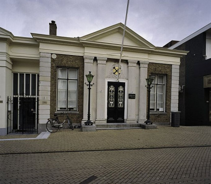 Voormalig stadhuis,  Voorgevel met wapensteen boven ingangspartij - Gerard Dukker