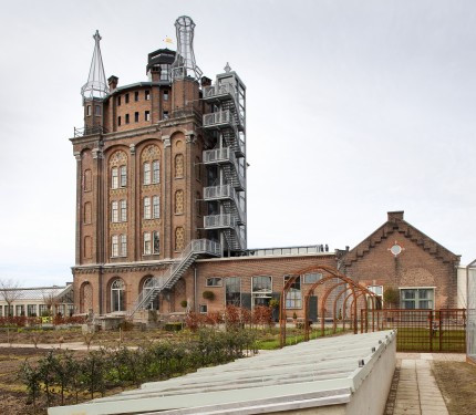 De watertoren uit 1882. Rijksmonument dat is herbestemd tot hotel, behorend bij Villa Augustus.