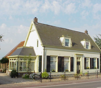 Rijksstraatweg 12 te Elst. Dwarsboerderij.