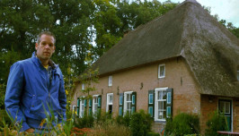 Berry Nagelhout bij het huis in Doornspijk