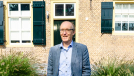 Ad van Ouweland voor het Kornhuys