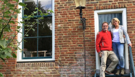 Anton Gijselhart en zijn vrouw voor hun monument