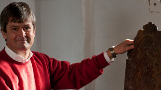 Charles Nijman met haardplaat