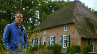 Berry Nagelhout bij het huis in Doornspijk