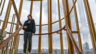 Femke in het trappenhuis