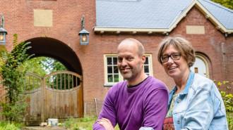 Fons Bardoel en Sandra van Gaalen voor het Poortgebouw