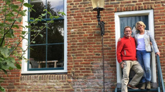 Anton Gijselhart en zijn vrouw voor hun monument