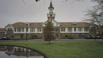 Hoofdgebouw psychiatrische inrichting Duin en Bosch, overzicht voorgevel (door Monumenten In Nederland Noord-Holland) - RCE