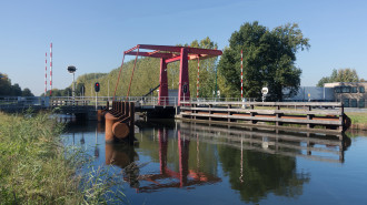 Beek en Donk, ophaalbrug van de Oranjelaan over het Wilhelminakanaal - Michielverbeek