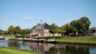 Het oude stadhuis van Ommen, nu een museum en een bistro - Richard Broekhuijzen