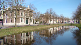 Stadsgracht met links Villa Clementine - Arch