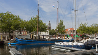 Vlaardingen, zicht op de haven met toren van de Grote Kerk op de achtergrond - Michielverbeek