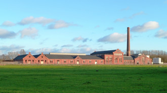 Voormalige strokartonfabriek De Toekomst II bij de Groningse plaats Scheemda - Handscarf