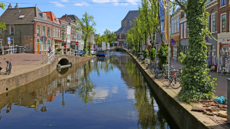 Vrouwjutteland Kanaal in Delft met de Nieuwe Kerk op de achtergrond - Wiki W, Bulach