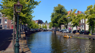 Rapenburg in Leiden Wikimedia commons - Roger Veringmeier