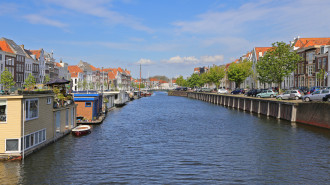 Zicht op de Houtkaai te Middelburg gezien vanaf de Koningsbrug Wikimedia commons - W. Bulach