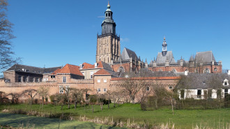 Zutphen, de Walburgiskerk met stadsmuur vanaf de Martinetsingel Wikimedia commons - Michielverbeek