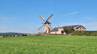 Felix Dijkman kocht Düffels Möll, een 150 jaar oude molen op een heuvel, bij Stokkum in Gelderland