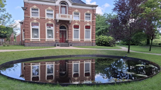 Voormalige woning van Burgemeester Wildeman met nieuw aangelegde, Engelse, slingertuin.