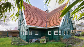 Het voormalige padvindstersclubhuis "Het Annink" in Hengelo, gebouwd in 1939 naar ontwerp van architect G.A. Schrakamp, is een uniek woonhuis met een rijke historie. Schrakamp werd geïnspireerd door T. Loggers, bekend om de Engelse cottage-stijl in Nederland. Dit gemeentelijke monument, uitgevoerd in de Engelse cottage-stijl, valt direct op door de kruisvormige plattegrond, grote overstekken en het karakteristieke raamwerk. Oorspronkelijk diende het pand als ontmoetingsplek voor padvindsters