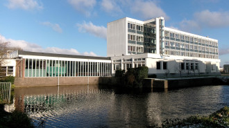 Wit gebouw op betonnen pijlers