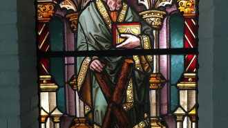 Glas-in-loodraam: Sint-Andreas met het bijbehorende kruis