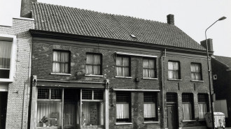 Tabak en textiel winkel nu restaurant "Karakter"