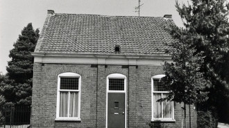 Woonhuis met rechts eraan vast Hoofdstraat 36 voormalige smederij bouwjaar 1890ar 