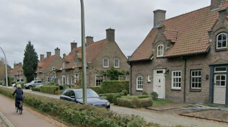 Deze prachtige rij van 10 arbeiderswoningen ofwel mooi vormgegeven tweekappers (nrs 105 - 123) aan de Bosscheweg werd in 1947, als onderdeel van de wederbouw na de 2e wereldoorlog, ontworpen door architect J. Luyben voor "Lips BV Woningbouw" en gebouwd door een onbekende aannemer. De woningen waren bedoeld als betaalbare huisvestiging voor de arbeiders die in het naoorlogse tijdperk bij Lips BV werkten. De woningen hebben terecht een  monumentenstatus gekregen, wat o.a. ook de kwaliteit onderstreept van hun