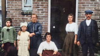 Mijn grootmoeder, geboren 1901, zittend voor de deur. Het huis was net opgeleverd. 