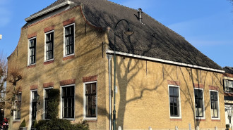 Aanzicht van het huis vanaf de Dorpsstraat links de kopgevel en rechts de zijgevel