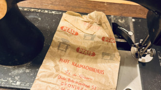 Dit zakje vonden we in een oude naaimachine 