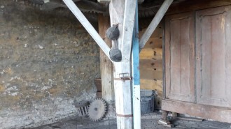Karmolen met looppad voor het paard in het karnhuis.