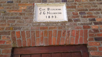 Gevelsteen met namen Chr Bisperink en J.G. Negberink