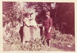 Kleine Mirjam met moeder en oma Lourens, tuin pastorie