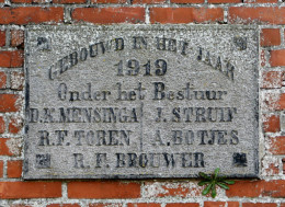 Muurplaat bestuur Groeve en Binnenlanden in 1919.