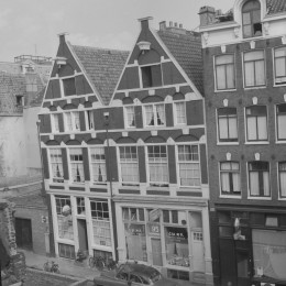 Links Café de Zon op nummer 93