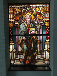 Glas-in-loodraam: Sint-Andreas met het bijbehorende kruis