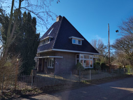 De dijkwoning gezien vanaf de dijk