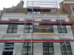 Monument is de steigers