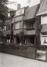 Pand van A. Baart met donkere kozijnen