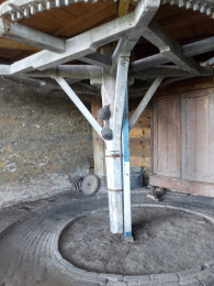 Karmolen met looppad voor het paard in het karnhuis.